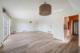 <p>Op zoek naar een verzorgd en lichtrijk appartement op een rustige, maar vlot bereikbare ligging mét garage? Dan is dit instapklare appartement precies wat u zoekt.<br /><br />Bij het binnenkomen treft u een inkomhal met gastentoilet. De ruime leefruimte geniet van veel natuurlijke lichtinval en sluit aan op de volledig geïnstalleerde keuken, vernieuwd in 2015. Verder beschikt het appartement over twee volwaardige slaapkamers met ingemaakte kasten en een moderne badkamer die in 2021 volledig werd vernieuwd, voorzien van een inloopdouche.<br /><br />Troeven: Bewoonbare oppervlakte van 93 m², EPC label C, conforme elektriciteit, Nieuwe condensatieketel op gas (2023), vernieuwde keuken en badkamer, instapklaar en goed onderhouden, rustige ligging in de Hippodroomstraat met vlotte verbinding naar R8 en centrum Kortrijk, garage beschikbaar mits meerprijs van €25.000. <br /><br />Een ideale combinatie van comfort, ruimte en bereikbaarheid, met de extra troef van een eigen garage.<br /><br />Interesse?<br />Contacteer ons vandaag nog via feline@immobeguin.be voor meer info of een bezoek ter plaatse!</p>