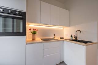 Gerenoveerd appartement met EPC-label A op het eerste verdiep in centrum Wenduine. Kleine residentie waardoor geen gemeenschappelijke kosten.Op slechts enkele stappen van zee, winkels en het bruisende centrum, combineert dit appartement comfort, kwaliteit en een topligging aan de Belgische kust. De indeling is als volgt: woonkamer met open geïnstalleerde keuken, badkamer (wastafel, douche en toilet) en slaapkamer. Tevens zonnig terras waarop men volop kan genieten van de rust en zon.<br /><br />Dankzij zijn instapklaar karakter is dit de ideale woonplek voor wie op zoek is naar een tweede verblijf, investering of gezellige thuisbasis aan zee.<br /><br />Voor meer informatie of een bezoek ter plaatse contacteer Gaëlle op het nummer 0479 17 17 17
