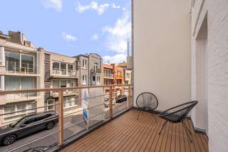 Gerenoveerd appartement met EPC-label A op het eerste verdiep in centrum Wenduine. Kleine residentie waardoor geen gemeenschappelijke kosten.Op slechts enkele stappen van zee, winkels en het bruisende centrum, combineert dit appartement comfort, kwaliteit en een topligging aan de Belgische kust. De indeling is als volgt: woonkamer met open geïnstalleerde keuken, badkamer (wastafel, douche en toilet) en slaapkamer. Tevens zonnig terras waarop men volop kan genieten van de rust en zon.<br /><br />Dankzij zijn instapklaar karakter is dit de ideale woonplek voor wie op zoek is naar een tweede verblijf, investering of gezellige thuisbasis aan zee.<br /><br />Voor meer informatie of een bezoek ter plaatse contacteer Gaëlle op het nummer 0479 17 17 17