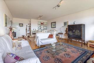 <p><strong>Grand appartement soigné avec deux grandes chambres et deux salles de bains.<br /></strong>14e étage avec vue imprenable sur Bruxelles et environs.</p>
<p>Situé au 14e étage d’une copropriété bien entretenue, cet appartement spacieux vous séduira par ses volumes généreux et sa disposition pratique.</p>
<p>L'appartement se compose d’un hall d’entrée spacieux donnant accès, d’un côté, à une grande cuisine séparée (en bon état, installation de base) et, de l’autre, à un vaste séjour lumineux avec accès à une terrasse offrant une vue panoramique sur la Région de Bruxelles-Capitale.</p>
<p>Le hall de nuit dessert un WC séparé, une salle de bain confortable et deux grandes chambres. Une chambre dispose d'une salle de douche attenante, l’autre d’une terrasse privative avec vue sur la ceinture verte à la frontière entre Bruxelles et la Flandre.</p>
<p>Une cave est incluse dans le prix.</p>
<p><strong>Atouts</strong><br />✔ Superficie généreuse<br />✔ Deux salles d’eau<br />✔ Deux terrasses avec vues dégagées<br />✔ Proximité immédiate de toutes commodités (transports, commerces, écoles, etc.)<br />✔ Cave privative incluse</p>
<p><br />PEB 186 kWh/m² an – Label D<br />Electricité non conforme à l’AREI</p>