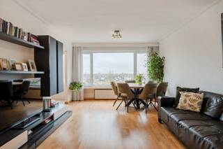 Dit ruime en lichtrijke appartement van 87 m² op de 9de verdieping onderscheidt zich meteen door het open, panoramische uitzicht over Antwerpen. In...