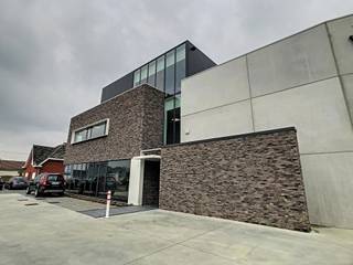 Dit nieuwe gebouw is gelegen op de Stationsstraat in Rotselaar. De kantoorruimte is gelegen op de tweede verdieping en is voorzien van 238m2 aan...