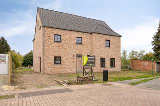 Deze prachtige woning, gebouwd in 2023, bevindt zich op een perceel van 726 m². De bruto bewoonbare oppervlakte bedraagt 309,89 m², verdeeld over...