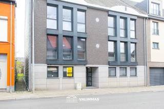 VALIMMAS verhuurt nabij het centrum van Asse dit ruime en energiezuinig gelijkvloersappartement met mooi terras, tuin en grote kelder.
Gelegen op het gelijkvloers in een kleinschalig gebouw.
Het appartement omvat een inkomhal, een toilet, een stookplaats, een wasplaats, een living (± 33m²) met een open ingebouwde keuken, een terras en een tuin, een badkamer met ligbad en douche, één slaapkamer en een dressing.
Een grote kelder (± 14m²) is eveneens inbegrepen.
Zeer verzorgd, direct instapklaar en uitgerust met alle hedendaags comfort.
Gelegen nabij het centrum, op wandelafstand van scholen, winkels, markt, bushaltes. Station Asse op 1,4 km. Oprit E40 Ternat makkelijk bereikbaar.
+++
Bezoekmoment inplannen? Dat kan eenvoudig via onze website www.valimmas.be. Klik vervolgens op de blauwe knop "BEZOEK DIT PAND" bij het pand van je keuze. Let op: afspraken maken kan enkel nog online.
+++