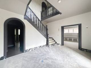 Uitzonderlijke commerciële site met woonst op toplocatie te Roeselare!<br /><br /><span><span><span><span><span><span><span><span><span><span><span><span><span><span>Op een absolute zichtlocatie langs één van de belangrijkste commerciële invalswegen van Roeselare bevindt zich deze veelzijdige en uitstekend bereikbare commerciële eigendom op een ruim perceel van maar liefst 2.711 m².</span></span></span></span></span></span></span></span></span></span></span></span></span></span><br /><span><span><span><span><span><span><span><span><span><span><span><span><span><span>Deze unieke site combineert de charme van een voormalige karaktervolle dokterswoning</span><span>, die werd omgevormd tot een commercieel handelspand, met een recent gerealiseerd commercieel nieuwbouwgebouw voorzien van een moderne handelsruimte en een bovenliggende woonst. Dankzij deze combinatie biedt het geheel tal van mogelijkheden voor ondernemers, investeerders, vrije beroepen, retailactiviteiten, showroomconcepten, dienstverlenende bedrijven of een combinatie van wonen en werken.</span></span></span></span></span></span></span></span></span></span></span></span></span></span><br /><span><span><span><span><span><span><span><span><span><span><span><span><span><span>De eigendom geniet van een uitstekende commerciële visibiliteit dankzij haar ligging langs de<strong> druk bereden </strong></span><strong><span>weg, een belangrijke verbindingsas. Het ruime perceel biedt bovendien een comfortabele bereikbaarheid met </span><span>10 privatieve parkeerplaatsen op eigen terrein</span><span>, een belangrijke troef voor klanten, bezoekers en personeel.</span></strong></span></span></span></span></span></span></span></span></span></span></span></span></span><br /><br /><br /><strong>INDELING:<br /><u><em>Gelijkvloers:</em></u></strong><u> <strong>(478m2).</strong></u><br />Royale inkomhal - praktijkruimte/bureel - ruime living - keuken - gastentoilet - vestiaire - winkelruimte - NIEUWBOUW-winkelruimte/toonzaal (281m2).<br /><br /><u>Verhuurde broodjeszaak:</u><br />- Oppervlakte: Circa 60m2;<br /><br /><u><strong><em><u>Kelder Volledig onderkelderd (478m2).</u></em></strong></u><br />- Toegankelijk met bestelwagens.<br />- Vloer in polybeton.<br /><br /><u><em><strong>Eerste verdieping:  (Circa 189 m²).</strong></em></u><br />- 5 Kantoren/praktijkruimtes  (5 slaapkamers + badkamer mogelijk).<br /><br /><em><u><strong>Tweede verdieping </strong></u></em><u><em><strong>(Circa 151 m²):</strong></em></u><br /> Ruim appartement (151 m²) MET LIFT, bestaande uit een ruime living - open keuken -  wasplaats - badkamer - 3 slaapkamers.<br /><br /><u><strong>Opmerkingen</strong></u>:<br /><span><span><span><span><span><span><span><span><span><span><span><span><span><span><span>- Strategische ligging langs een drukke commerciële invalsweg.</span></span></span></span></span></span></span></span></span></span></span></span></span></span></span><br /><span><span><span><span><span><span><span><span><span><span><span><span><span><span><span>- Ruim perceel van </span><span>2.711 m²</span><span>.</span></span></span></span></span></span></span></span></span></span></span></span></span></span></span><br /><span><span><span><span><span><span><span><span><span><span><span><span><span><span><span>- Voormalige dokterswoning met authentieke uitstraling, ingericht als handelspand.</span></span></span></span></span></span></span></span></span></span></span></span></span></span></span><br /><span><span><span><span><span><span><span><span><span><span><span><span><span><span><span>- Recent commercieel nieuwbouwgebouw met moderne handelsruimte.</span></span></span></span></span></span></span></span></span></span></span></span></span></span></span><br /><span><span><span><span><span><span><span><span><span><span><span><span><span><span><span>- Bovenliggende woonst ideaal voor uitbating, eigen bewoning of verhuur.</span></span></span></span></span></span></span></span></span></span></span></span></span></span></span><br /><span><span><span><span><span><span><span><span><span><span><span><span><span><span><span>- 10 parkeerplaatsen</span><span> op eigen terrein (Uitbreidbaar).</span></span></span></span></span></span></span></span></span></span></span></span></span></span></span><br /><span><span><span><span><span><span><span><span><span><span><span><span><span><span><span>- Uitstekende zichtbaarheid en bereikbaarheid.</span></span></span></span></span></span></span></span></span></span></span></span></span></span></span><br /><span><span><span><span><span><span><span><span><span><span><span><span><span><span><span>- Veelzijdige invulmogelijkheden voor diverse commerciële activiteiten.<br />- Interessante opportuniteit voor zowel eigen gebruik als investering.</span></span></span></span></span></span></span></span></span></span></span></span></span></span></span><br /><br />INTERESSANT aanbod op TOPLIGGING in Roeselare!  Aarzel  zeker niet om ons te contacteren voor verdere info en/of een bezoek ter plaatse: 051/817 817 - info@centro.be