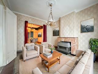 TE RENOVEREN BURGERWONING met GARAGE EN ACHTERLIGGGEND MAGAZIJN (50m²)  nabij CENTRUM oudenaarde. Deze GESLOTEN BEBOUWING met KARAKTERVOLLE...