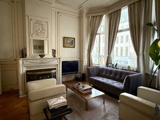 <span>Authentiek gerenoveerd appartement in prachtige Art Nouveau stijl</span><br /><br /><span>GA NAAR WWW.DEBOERENPARTNERS.BE OM RECHTSTREEKS UW ONLINE AFSPRAAK IN TE PLANNEN</span><br /><br /><span>Dit charmante appartement bevindt zich op een toplocatie: op wandelafstand van het bruisende stadscentrum, gezellige bars en restaurants. Dankzij de nabijheid van belangrijke invalswegen en openbaar vervoer is het bovendien uitstekend bereikbaar.</span><br /><br /><span>Indeling van het appartement:</span><br /><span>Inkomhal</span><br /><span>Lichtrijke leefruimte</span><br /><span>Eetkamer</span><br /><span>Volledig uitgeruste keuken met koelkast, oven en vaatwasmachine</span><br /><span>2 </span><span>ruime slaapkamers</span><br /><span>Badkamer met douche, wastafel</span><br /><span>Apart toilet</span><br /><br /><span>Extra troeven:</span><br /><span>Algemene kosten: € 50/maand (onderhoud en verbruik gemeenschappelijke delen en lift)</span><br /><span>Authentieke stijlkenmerken bewaard</span><br /><span>Conciërge aanwezig in het gebouw</span><br /><span>Beschikbaar vanaf 5/12/2025</span><br /><br /><span>GA NAAR WWW.DEBOERENPARTNERS.BE OM RECHTSTREEKS UW ONLINE AFSPRAAK IN TE PLANNEN</span>