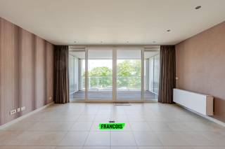 Op de eerste verdieping van Residentie INFINITY III in Mariakerke (Oostende) ontdek je dit energiezuinige en instapklare appartement met EPC-label A. Dankzij de lichtrijke leefruimtes, kwalitatieve afwerking en twee ruime zonneterrassen geniet je hier van comfortabel wonen aan de kust.<br /><br />Bij het binnenkomen tref je een verzorgde inkomhal met vestiairekast en apart toilet. De gezellige woonkamer met open zicht geeft uit op het eerste zonneterras – een ideale plek om ’s ochtends te genieten van een kopje koffie. De open, volledig ingerichte keuken sluit mooi aan op een praktische berging.<br /><br />Verder biedt het appartement twee comfortabele slaapkamers die beiden toegang geven tot een breed achterterras, perfect om ’s avonds tot rust te komen. De badkamer is uitgerust met een ligbad/douchecombinatie en lavabo.<br /><br />Ligging<br /><br />Dit appartement bevindt zich op een toplocatie in Mariakerke (Oostende), op wandelafstand van tram- en bushaltes, winkels, bakker en supermarkt. Bovendien woon je op een boogscheut van het strand en het centrum van Oostende – een ideale combinatie van rust, bereikbaarheid en comfort.<br /><br />Benieuwd om dit lichtrijke en instapklare appartement zelf te ontdekken?<br /><br />Contacteer Immo Francois via 0474 05 59 25 en plan vandaag nog je bezoek.<br /><br />Woning verkopen in Oostende? Vraag je gratis schatting aan bij Immo Francois, jouw lokale makelaar.<br /><br />