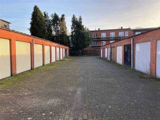 Ruime garagebox in EdegemOp een uitstekende ligging in de wijk Buizegem vinden we deze gesloten garagebox met manuele kantelpoort te koop. Indien u...