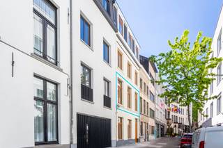 Welkom in dit stijlvol gerenoveerde appartement op de eerste verdieping, onderdeel van een kleinschalig project van High-Five Group met slechts...