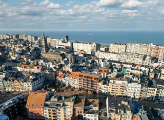 In de belle-époquewijk van Blankenberge verrijst binnenkort het nieuwbouwproject The Square. Het project omvat in totaal 33 units opgetrokken volgens de typerende architectuur van Architektenburo uit Knokke. Bovendien wordt het project gekenmerkt door zijn zonnige appartementen waarvan het merendeel met zicht op het Descampsplein.
The Square bestaat uit twee deelprojecten waarvan 24 appartementen gelegen aan het Descampsplein (The Square I) en aansluitend 9 appartementen gelegen aan de Van Monsstraat (The Square II). De type appartementen variëren tussen één en twee slaapkamers.
Alle appartementen worden verwarmd op basis van een warmtepomp gekoppeld aan vloerverwarming. Dit in combinatie met het ventilatiesysteem (type D), de akoestische isolatie en thermische isolatie maken dat de E-peilen maximaal E30 kunnen bedragen.
Alle appartementen worden voorzien van een maximum aan hedendaags comfort met zonnige - en brede terrassen op de verdiepen en private tuinen voor de gelijkvloerse appartementen. De bouwheer voorziet mooie budgetten en een interieurarchitect die u bijstaat met advies in het volledige keuzetraject.
In dit project is het mogelijk om aan 6% btw aan te kopen. Neem contact op voor meer informatie via 050 70 81 74 of hello@keyimmo.be.