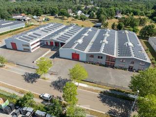 <strong>IDEALIS VASTGOED – Industrieel bedrijfsgebouw van maar liefst +-5000m² bruikbare oppervlakte, bestaande uit bedrijfshallen, kantoor- en vergaderruimtes en een appartement met een centrale ligging op industrieterrein Genk Zuid op een perceel van 10.326m² (1,03 hectare).</strong><br /><br /><strong>Ligging:</strong><br />Dit Industrieel gebouw is gelegen op industrieterrein Genk-Zuid waardoor het zeer centraal gelegen is ten opzichte van de toegangswegen E313 en E314, waardoor er een vlotte bereikbaarheid is.<br /><br /><strong>Indeling:</strong><br />Dankzij de verschillende toegangsmogelijkheden en een straatbreedte van maar liefst +- 125m is er de mogelijkheid de industriële hallen opgesplitst te houden of samen te voegen. Het gebouw bestaat uit +- 600 m² kantoor- en vergaderruimtes, een appartement van +- 150 m² en +- 4250m² bedrijfshallen. De oorspronkelijke kantoorruimte en achterliggende bedrijfshal dateren van 1996, de overige kantoorruimtes en bedrijfshallen zijn bijgebouwd in 2001.<br /><br />Kortom, Genk biedt een gunstige omgeving met een centrale ligging, zichtbaarheid en kansen voor groei en ontwikkeling. Het is een locatie die aanspreekt en waar zakelijk succes binnen handbereik ligt.<br /><br /><strong>Bijzonderheden:</strong><br />- Hoogspanningscabine<br />- Zonnepanelen (eigendom NPG Green via recht van opstal tot 2031)<br />- Perceel van 10.326m² (1,03 hectare)<br />- +- 4250m² bedrijfshallen<br />- +- 600m² Kantoorruimtes<br />- +- 150m² appartement<br />- Straatbreedte 125m²<br />- Oorspronkelijk bouwjaar 1996 (1/2 burelen, achterliggende bedrijfshal en appartement)<br />- Ruime uitbreiding 2001 (1/2 burelen, 4 bedrijfshallen en vergaderruimtes)<br />- Gebouwen in zeer goede staat<br />- Zeer gunstige ligging<br /><br /><strong>Benieuwd naar dit veelzijdig Industrieel gebouw? Ons IDEALIS Team geeft U met plezier en steeds vrijblijvend de nodige informatie via e-mail , ter plaatse of op ons kantoor te Pelt.<br />Wenst U advies omtrent uw eigendom? Graag plannen wij vrijblijvend met U een afspraak in om onze expertise met U te delen, steeds tot Uw dienst!!<br />Neem contact op met IDEALIS VASTGOED op 011/515 565 of mail naar info@idealisvastgoed.be!</strong><br />