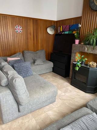 Op zoek naar een betaalbare woning met tuin die je volledig naar eigen smaak kunt renoveren en inrichten?<br />Deze woning van ca. 100 m², gelegen in Sint-Rochus te Halle, biedt een mooie basis voor starters, een jong gezin of wie op zoek is naar een woning met verschillende mogelijkheden.<br />De woning beschikt over 2 slaapkamers en een aparte bureauruimte.<br />De bureau kan eveneens gebruikt worden als hobbyruimte, dressing of extra praktische kamer.<br />Een bijkomende troef is de volledig ingerichte zolder, voorzien van 2 Velux-ramen die zorgen voor natuurlijke lichtinval. <br /><br />Daarnaast beschikt de woning over een kelder, ideaal als extra bergruimte. Ook de tuin is een aangename troef en biedt de mogelijkheid om een gezellige buitenruimte te creëren.<br /><br /><strong>Troeven</strong><br />Gelegen in Sint-Rochus – Halle<br />Totale oppervlakte van ca. 100 m²<br />2 slaapkamers<br />Aparte bureauruimte<br />Volledig ingerichte zolder<br />2 Velux-ramen op de zolder<br />Kelder met extra bergruimte<br />Tuin<br />Interessant renovatieproject<br />Ideaal als starterswoning<br />Mogelijkheid om de woning naar eigen smaak te moderniseren<br />EPC-label E<br /><br />Deze woning biedt een combinatie van ruimte, praktische mogelijkheden en een aangename buitenruimte.<br />De ingerichte zolder zorgt bovendien voor extra bruikbare oppervlakte en kan aangepast worden aan de noden van de nieuwe eigenaar.<br />Gelegen in Sint-Rochus te Halle, is dit een interessante kans voor wie op zoek is naar een woning die met de nodige renovatiewerken kan worden omgevormd tot een aangename en persoonlijke thuis.<br />Een woning met verschillende mogelijkheden, ideaal voor wie graag zelf de handen uit de mouwen steekt en zijn toekomstige thuis volledig naar eigen smaak wil creëren.<br />Interesse? Neem contact op en ontdek tijdens een bezoek zelf de mogelijkheden van deze woning.