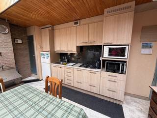 Charmante rijwoning met tuin en garage! 🏡<br /><br />Zoekt u een praktische, ruim ingedeelde woning?<br />Deze gezellige rijwoning biedt het comfort van een open indeling én het gemak van een eigen garage.<br /><br />Indeling:<br />Gelijkvloers: Inkomhal, lichtrijke leefruimte met open keuken 🍳, apart toilet 🚽, zitdouche 🚿, garage 🚗 en toegang tot de gezellige tuin 🌿.<br />Kelder: Ruime, droge kelder (ideaal als berging). 🛏️ Eerste verdieping: 2 volwaardige slaapkamers, 1 kinder-/strijkkamer 🧺<br />Zolder: Extra opbergruimte📦 .<br /><br />Troeven: 🚗 Garage | 📦 Droge kelder | 🍳 Open keuken | 🌿 Tuin | 🛏️ 3 kamers<br /><br /><u><strong>Wettelijke info : </strong></u><br />EPC : 378 kWh/m². - D-label, geldig tot 09 augustus 2036<br />Stedenbouw : Geen beschermd monument, niet op inventaris, Vergunning uitgereikt, Woongebied, Geen dagvaarding uitgebracht, Geen voorkooprecht ruimtelijke ordening aanwezig, Verkavelingsvergunning, geen overstromingsgebied, niet gelegen in afgebakend oevergebied.<br />Watertoets : P en G-score : A en A, geen natte voeten hier dus.<br />Maatregelenregister : geen nadelige maatregelen gekend<br />Vrij : bij akte<br />Asbest : niet-asbestveilig<br />Niet-geindexeerd KI (basis voor berekening jaarlijkse onroerende voorheffing) : 327 euro<br /><br />Plan snel uw bezoek en ontdek het potentieel van deze woning!