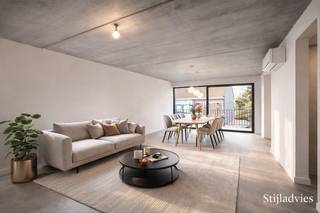 <p>Op een toplocatie in Ninove bevindt zich dit volledig afgewerkte nieuwbouwappartement op de tweede verdieping. Scholen, winkels, openbaar vervoer en het centrum van Ninove bevinden zich in de onmiddellijke nabijheid, wat zorgt voor een uitstekende bereikbaarheid en een hoog wooncomfort.</p><p>Het appartement beschikt over een ruime en lichtrijke leefruimte met open, volledig uitgeruste keuken. Dankzij de grote raampartijen en de directe toegang tot het zeer ruime terras geniet u hier van een aangename lichtinval en een open leefgevoel. Dit maakt het terras een verlengstuk van de leefruimte.</p><p>Verder omvat het appartement een praktische bergruimte, een apart toilet, een ruime badkamer en twee volwaardige slaapkamers, ideaal voor zowel eigen bewoning als een combinatie met thuiswerk.</p><p>Een extra troef is de inbegrepen autostaanplaats, die reeds vervat zit in de huurprijs. Er is een mogelijkheid om een extra staanplaats te huren aan €50/maand.</p><p>Het appartement is uitgerust met moderne en energiezuinige technieken, waaronder een warmtepomp en zonnepanelen, wat resulteert in een laag energieverbruik en optimaal wooncomfort.</p><p>Onmiddellijk beschikbaar.<br />Huurprijs: €950/maand + €50 gemeenschappelijke kosten.</p>