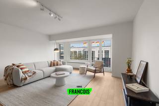 In een aangename woonomgeving bevindt zich dit stijlvol afgewerkt appartement op de derde verdieping. Dankzij de ligging kijkt u uit op een open groenzone, wat zorgt voor rust en privacy, terwijl alle voorzieningen zich op korte afstand bevinden.<br /><br />Het appartement werd in 2025 volledig vernieuwd en afgewerkt met oog voor detail en kwaliteit. Er werd gekozen voor duurzame materialen en een moderne afwerking, waaronder een warme parketvloer en een op maat ontworpen keuken.<br /><br />De keuken is volledig uitgerust met hedendaagse toestellen zoals een inductiekookplaat, koelkast, diepvriezer, vaatwasser, combi-oven, dampkap en een composiet werkblad.<br /><br />De indeling omvat een ruime leefruimte met open keuken, twee comfortabele slaapkamers, een aparte berging, badkamer, afzonderlijk toilet, een terras en een privatieve kelderberging.<br /><br />Geschikt als vaste woonst of als tweede verblijf.<br /><br />Het gebouw is aangesloten op het warmtenet, wat bijdraagt aan een energiezuinig geheel met een gunstige EPC-score.<br /><br />De aanwezige meubels zijn nieuw en kunnen afzonderlijk worden overgenomen.<br /><br />Aarzel niet en neem contact op voor meer info of een afspraak! <br /><br />