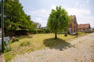 <span>Bouwgrond voor open bebouwing te koop in Torhout</span><br /><span>Mogelijkheid bouwen aan 6% btw!</span><br /><br /><span>Bent u op zoek naar een mooie bouwlocatie om uw droomwoning te realiseren?</span><br /><span>Deze bouwgrond gelegen in de Kasteelstraat 23 te Torhout biedt een uitstekende opportuniteit voor wie vrijstaand wil bouwen in een aangename woonomgeving.</span><br /><br /><span>De bouwgrond bevindt zich op een rustige en goed bereikbare locatie in Torhout.</span><br /><span>Dankzij de ligging geniet u van een vlotte verbinding naar het centrum van Torhout, waar u alle nodige voorzieningen vindt zoals winkels, supermarkten, scholen, horeca en diensten. Ook het station van Torhout en het openbaar vervoer bevinden zich in de nabije omgeving.</span><br /><span>Groenhovebos bevindt zich ook in de omgeving.</span><br /><br /><span>Deze bouwgrond is geschikt voor het realiseren van een open bebouwing, waarbij u volledig de vrijheid krijgt om uw eigen woonproject vorm te geven.</span><br /><br /><span>Een bijkomend voordeel: bouwen kan aan 6% btw (onder voorwaarden), wat een interessante opportuniteit biedt voor toekomstige bouwers.</span><br /><br /><span>Troeven:</span><br /><span>• Bouwgrond voor open bebouwing</span><br /><span>• Rustige ligging in Torhout</span><br /><span>• Goede bereikbaarheid naar centrum en omliggende gemeenten (Brugge-Roeselare)</span><br /><span>• Nabij winkels, scholen en openbaar vervoer</span><br /><span>• Mooie centrale en toch rustige omgeving</span><br /><span>• Mogelijkheid tot bouwen aan 6% btw (voorwaarden van toepassing)</span><br /><br /><span>Een unieke kans voor wie op zoek is naar een bouwgrond om zijn eigen droomwoning te creëren in een aangename omgeving.</span><br />Voor meer informatie contacteer Simon via 0498/123.708 of simon@vicusvastgoed.be.