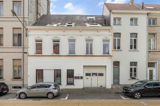 Dit volledig vernieuwde appartement in een kleinschalig gebouw met lift combineert een uitzonderlijke ligging met een hoogstaande afwerking...