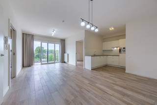 Rustig wonen in het centrum van Ruisbroek, op wandelafstand van winkels en andere faciliteiten doch omringd door groen? Deze recente serviceflat heeft het allemaal.<br /><br />Via trap of lift bereik je de tweede verdieping van residentie Skobbegaar, waar zich de aangeboden assistentiewoning bevindt. De inkomhal geeft toegang tot de lichtrijke woonkamer met open keuken. Verder biedt de flat nog twee slaapkamers, een badkamer met douche en een praktische berging.<br /><br />De raampartijen in de leefruimte geven toegang tot het zuidwest georiënteerde terras, waar je in alle rust kan genieten van de middag- en avondzon. <br /><br />Verder beschikt het gebouw over een gemeenschappelijke fietsenstalling.<br />De serviceflat wordt momenteel verhuurd, wat ervoor zorgt dat dit een uitstekende investering is.<br /><br />Heb je interesse in deze recente serviceflat op toplocatie?<br />Neem gerust contact op via roy@julimmo.be of 0498 62 74 71.