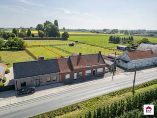 Verzorgde woning met 2 slaapkamers en grote tuin op 859m² in Meulebeke!<br /><br /><u><strong>Ligging: </strong></u>op fietsafstand van centrum Meulebeke, in nabijheid van openbaar vervoer, scholen, beenhouwer, bakker, enz..<br /><br /><u><strong>Indeling:</strong></u><br />Inkomhal met toegang tot de woonkamer met open keuken van 39m². De keuken beschikt over een keramische kookplaat, dampkap, oven en spoelbak met zicht op de tuin. Achteraan bevindt zich de wasplaats met aansluiting voor wasmachine en droogkast. Verder bevindt zich op het gelijkvloers een eerste slaapkamer van 12m², een apart toilet met handenwasser en de badkamer met inloopdouche en enkelvoudig lavabomeubel. <br /><br /><strong>Eerste verdieping:</strong> Een grote slaapkamer van 18m² en de bergzolder.<br /><br /><strong>Buitenomgeving: </strong>Groot terras met onderhoudsvriendelijke en zongerichte tuin. <br /><br /><strong>Bijkomende informatie:</strong> de woning is op heden verhuurd wat maakt dat het een ideale investering is. De elektriciteit is volledig conform.