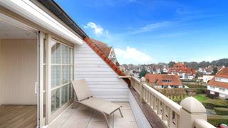 Ontdek dit ruim, zongericht dakappartement met vrij uitzicht op een absolute toplocatie in Knokke, op slechts enkele stappen van de Dumortierlaan en het strand. Dit energiezuinig appartement op de vierde verdieping, aan de zonnekant van de Zoutelaan, biedt u een uniek wooncomfort met ruime terrassen zowel voor- als achteraan. Dankzij de centrale ligging in het bruisende hart van Knokke geniet u van alle gemakken: winkels, restaurants en voorzieningen bevinden zich binnen handbereik. Uitzonderlijke aanbieding in een stijlvolle residentie. <br /><br />Indeling:<br />inkomhal met vestiaire en gastentoilet, zonnige leefruimte met open haard en toegang tot ruim, zongericht terras met vrij uitzicht, eetruimte met toegang tot een tweede terras achteraan, volledig ingerichte keuken, praktische berging/wasplaats. <br />Op de verdieping bevinden zich twee volwaardige slaapkamers met ingemaakte kasten, badkamer met ligbad, dubbele wastafel en toilet, douchekamer met wastafel en toilet. <br /><br />Privatieve kelder, vuilnislokaal en fietsenstalling.<br /><br />Mogelijkheid tot aankoop van een garage in de residentie.<br /><br />Bezoeken? Graag na afspraak met Avantimmo op het nummer 050 62 50 55