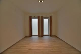 Instapklaar gelijkvloers appartement met koer en garage . Dit stijlvolle gelijkvloers appartement combineert een hoogwaardige afwerking met een...