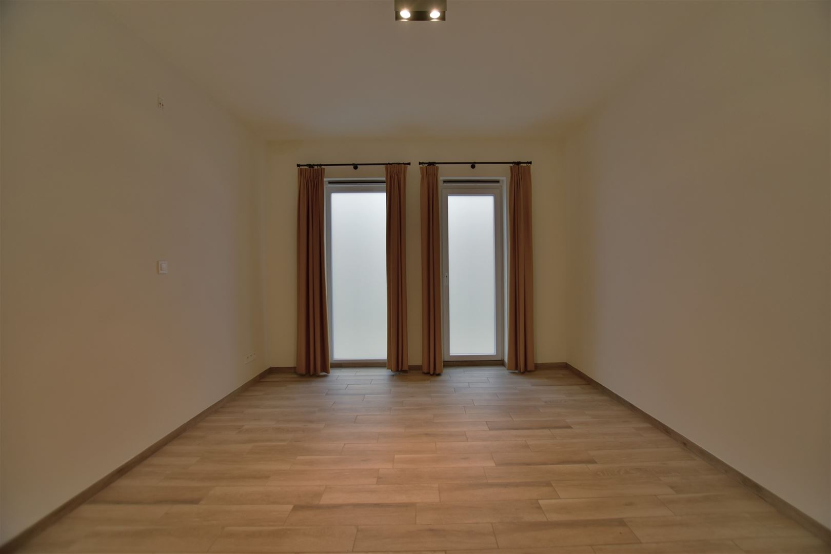 Instapklaar gelijkvloers appartement met koer en garage vrijstaande. - foto 3