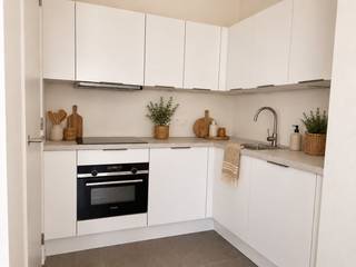 Dit appartement op de 2e verdieping in nieuwbouwproject Hof Berlamuze combineert eigentijds wooncomfort met een groene en rustige omgeving, op wandelafstand van de historische binnenstad van Lier. <br /><br />De indeling is doordacht en praktisch: een grote slaapkamer, een open keuken en een leefruimte die harmonieus in elkaar overvloeien.<br /><br />De badkamer is stijlvol ingericht en voorzien van een inloopdouche en een modern lavabomeubel. Er is een aparte WC en een berging.<br /><br />Het appartement is afgewerkt met kwalitatieve, onderhoudsvriendelijke materialen en uitgerust met energiezuinige vloerverwarming (verwarmen én koelen), wat garant staat voor een aangenaam comfort. <br /><br />Er is een overdekt terras aan de voorzijde van het gebouw en u hebt toegang tot een fietsenstalling.<br /><br />Huurvoorwaarden:<br />-Huurprijs : 985 Euro/maand<br />-Bijkomende provisie : 110 Euro/maand<br />-Aparte meterstanden ter eigen afrekening van privatief water en elektriciteitsverbruik.<br />-1-jarig huurcontract, stilzwijgend verlengbaar<br />-Maximaal 2 personen<br />-3 maanden huurwaarborg<br />-onmiddellijk beschikbaar.<br /><br />Info of afspraak: wonen@fidesinvest.be - 03 232 54 00 => afspraak mogelijk op donderdag namiddag 15/10 !<br /><br />Het appartement wordt ongemeubeld verhuurd. De getoonde inrichting op sommige foto's is digitaal gesimuleerd en dient enkel ter inspiratie.