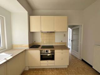 In het centrum van De Pinte vinden we deze gerenoveerde woning terug. Top gelegen nabij alle winkels en het station van De Pinte!