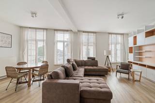 Dit gerenoveerde appartement van ca. 100 m² werd in 2016 volledig gerenoveerd en bevindt zich op de tweede verdieping van een verzorgd gebouw met lift. Het appartement beschikt over twee slaapkamers, een badkamer, een aangenaam terras en een praktische kelderberging.

Bij binnenkomst verwelkomt de inkomhal u met ingemaakte kasten met een handige ruimte voor wasmachine en droogkast. De ruime leefruimte geniet dankzij de grote raampartijen van veel natuurlijk licht en sluit aan op de uitgeruste keuken. De hoge plafonds zorgen daarbovenop voor een extra ruimtelijk gevoel. 

Het appartement biedt verder twee slaapkamers en een gezellig terras, ideaal om in alle rust van de centrale ligging te genieten.

Beschikbaar vanaf heden. Het appartement kan eveneens gemeubeld gehuurd worden voor een meerprijs van €100 per maand.

De maandelijkse gemeenschappelijke kosten bedragen €100 per maand, exclusief nutsvoorzieningen.