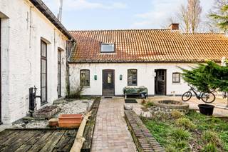 <p>Charmant koetshuis met bijgebouw/extra woonst, unieke binnentuin genietend van een prachtig zicht, en aanpalende bouwgrond met potentieel. <br /><br />In het hart van het prachtige Mont-de-l’Enclus, bevindt zich dit authentieke koetshuis met karakter, dat wacht op een nieuwe eigenaar met visie.<br /><br />Het hoofdgebouw, een charmant te renoveren koetshuis, biedt tal van mogelijkheden om een unieke en karaktervolle woonst te creëren. De authentieke elementen en de structuur vormen een prachtige basis voor een renovatieproject waarbij charme en modern comfort hand in hand kunnen gaan.<br />Op het perceel bevindt zich bovendien een extra bijgebouw, wat interessante perspectieven opent: een kangoeroewoning, gastenverblijf, praktijkruimte of een investering met verhuurpotentieel.<br /><br />Daarnaast beschikt het geheel over aanpalende bouwgrond met ontwikkelingspotentieel, wat dit pand bijzonder interessant maakt voor wie op zoek is naar een project met meerdere mogelijkheden: extra praktijk/horecagedeelte/project... De bouwgrond kan bijgekocht worden voor 150.000 euro.<br /><br />Een zeldzame opportuniteit voor liefhebbers van karaktervolle panden, renovatieprojecten en unieke locaties.<br /><br />Ideale voor B&B/vrije beroepen/ontwikkelaars. <br /><br />Bezoek na afspraak met IMMO BEGUIN: info@immobeguin.be</p>