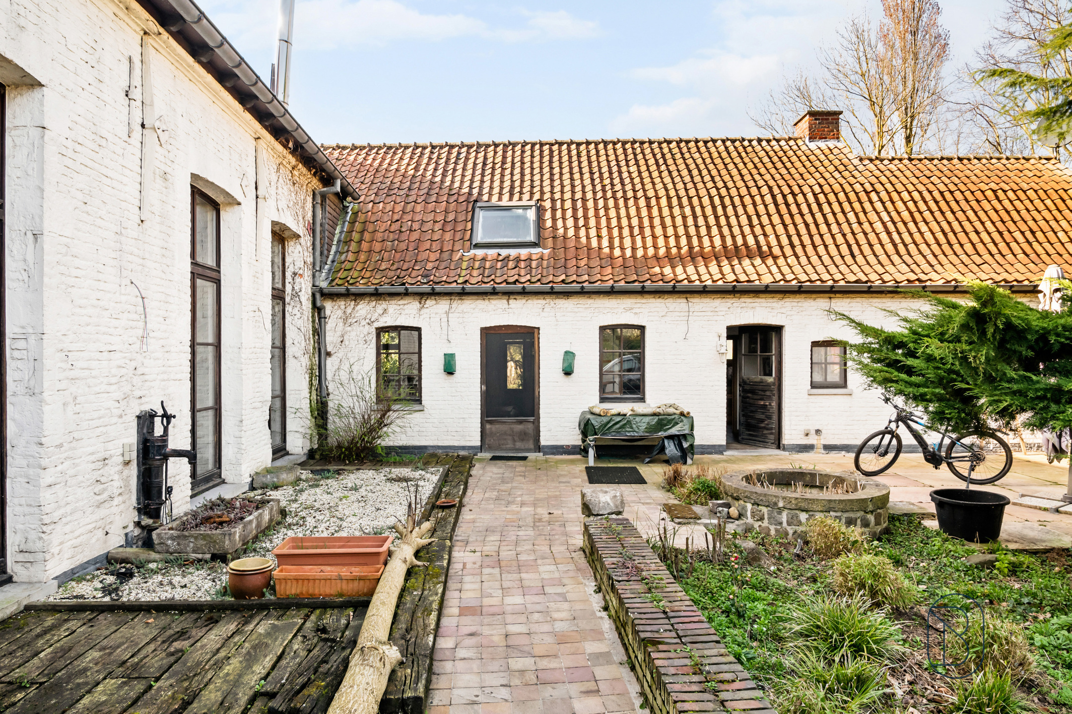 Charmant koetshuis met extra woonst en prachtige tuin. - foto 3