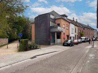 Meer info? 09 279 11 22 of info@centeroffice.be<br />Dit kantoor is gelegen in de Achterstraat in Sint-Amandsberg. <span><span><span><span><span><span><span><span><span><span>Unieke ligging in een park en in het centrum van Sint-Amandsberg met alle voorzieningen en openbaar vervoer.</span></span></span></span></span></span></span></span></span></span><br />Het betreft een kantoor, verhuurd volgens gemeen recht (geen handelshuur) bij het kantoor zijn er 2 autostaanplaatsen inbegrepen. Optioneel kan er ook een kelder bij gehuurd worden. EGW en onroerende voorheffing voor de huurder.<br />Het kantoor bestaat uit: inkomhal, met toilet, vestiaire kast, open ruimte met aparte vergaderzaal, aparte keuken, terrasje en 2 autostaanplaatsen. Het kantoor is voorzien van <span><span><span><span><span><span><span><span><span><span>vast meubilair (onder meer kastwanden), verlichting, </span></span></span></span></span></span></span></span></span></span><span><span><span><span><span><span><span><span><span><span>Vloerverwarming, </span></span></span></span></span></span></span></span></span></span><span><span><span><span><span><span><span><span><span><span>Airco.</span></span></span></span></span></span></span></span></span></span><br /><span><span><span><span><span><span><span><span><span><span>Zonnepanelen exclusief voor het kantoor. Vermogen van de panelen: 5355 kWp (DC); max. AC vermogen van de omvormer(s): 1 x 4400 W = 4400 W (AC).</span></span></span></span></span></span></span></span></span></span><br /><span><span><span><span><span><span><span><span><span><span>Toilet op regenwater.</span></span></span></span></span></span></span></span></span></span><br /><span><span><span><span><span><span><span><span><span><span>EPC B.</span></span></span></span></span></span></span></span></span></span><br /><span><span><span><span><span><span><span><span><span><span> </span></span></span></span></span></span></span></span></span></span><br /><span><span><span><span><span><span><span><span><span><span>Vaste kosten: elektriciteit gemene delen, stadswater gemene delen, regenwaterpomp, bijvullen regenwaterput bij droogte, onderhoud tuin, brandcentrale, brandblussers gemene delen...</span></span></span></span></span></span></span></span></span></span>