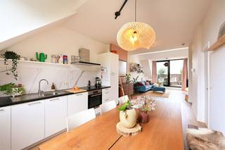 In de gegeerde Harmoniewijk, pal tegenover het Harmoniepark, bevindt zich dit prachtige duplexappartement op de 5de en tevens bovenste verdieping van een karaktervolle herenwoning (zonder lift).De woning combineert hedendaags comfort met een uniek karakter. De hoge plafonds, de prachtige vide en de grote raampartijen zorgen voor een uitzonderlijk ruimtegevoel en een overvloed aan natuurlijke lichtinval. De duplex beschikt over een ruime leefruimte met open, volledig uitgeruste keuken, twee volwaardige slaapkamers en een badkamer. Absolute blikvanger is zonder twijfel het ruime zuidwestgerichte terras, waar u in alle rust kan genieten van de middag- en avondzon. Bovendien is het appartement uitgerust met een airconditioning en beschikt het over een ruime private berging. .Een unieke opportuniteit voor wie op zoek is naar een karaktervolle woonst op één van de meest gegeerde locaties van Antwerpen