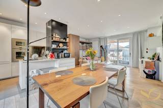<p>Ideally located on the border of Woluwe Park and Val Duchesse Castle, on the 5th and last floor of a modern building, we are offering this magnificent 2-bedroom penthouse apartment of 123m² + 4 terraces. It offers: an entrance hall, a large living room with an open-plan kitchen and two terraces, a bedroom with an shower room and a terrace, a master suite with an ensuite bathroom, a dressing room and a terrace (potential for a third bedroom), two separate toilets and a utility room. Cellar. Double parking space: €45,000.00. PEB: C-. You’ll love its brightness, its location and its terraces! A must-see.</p>