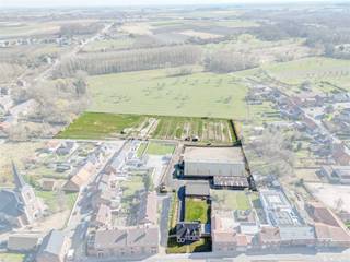 Bent u op zoek naar een woning met ruimte én uitgebreide paardenfaciliteiten? Dan is deze eigendom in het landelijke Sint-Truiden iets voor u!...