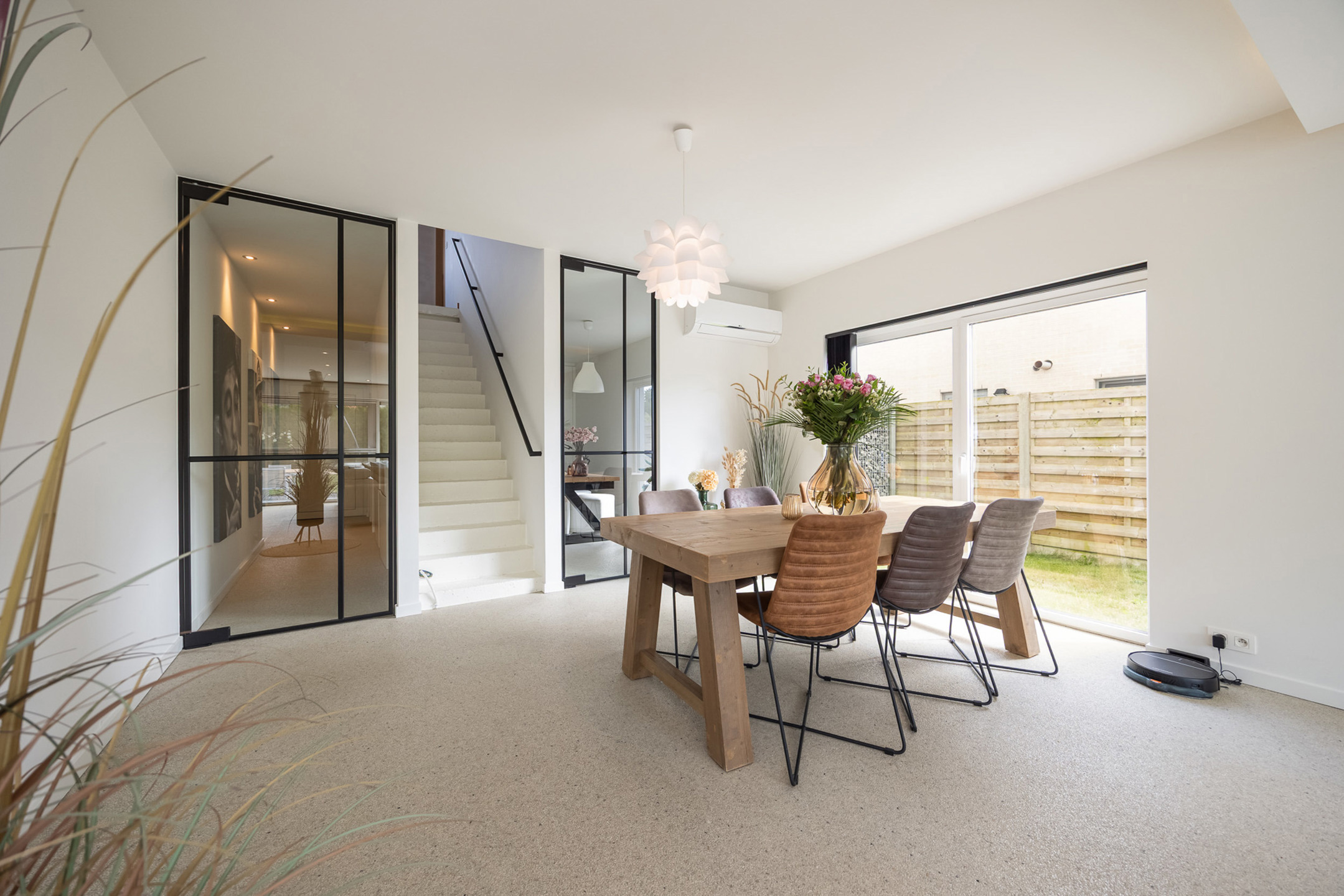 Woning op 557 m² met 3 slpk, 2 badk en inpandige garage. - foto 2