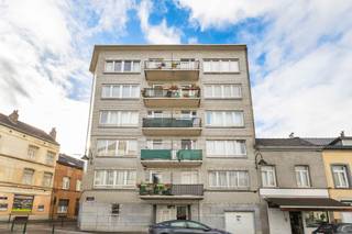 LAEKEN, near the Bockstael metro station, in a small building dating from 1968, one-bedroom apartment of ± 65m² located on the 4th floor. It...