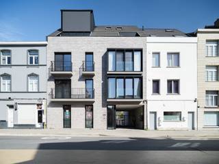 <strong>Recent nieuwbouw appartement (BJ 2020) met een aangenaam terras.</strong><br /><br />Dit energiezuinige 1-slaapkamerappartement (EPC A-label) is gelegen in een architecturale en kleinschalige residentie aan de Tolhuislaan. Het beperkte aantal entiteiten zorgt voor een eenvoudig en efficiënt beheer en een bijzonder lage kostenstructuur.<br /><br />Gelegen in een buurt in volle opwaardering – met projecten zoals Dok Noord en de Verapazbrug – bevindt u zich hier op een strategische locatie op wandelafstand van het centrum van Gent en met alle voorzieningen binnen handbereik.<br /><br />Het appartement bevindt zich op een hogere verdieping en strekt zich uit over de volledige lengte van het gebouw. Het slaapgedeelte aan de achterzijde geniet van de ochtendzon, terwijl de leefruimte met terras aan de voorzijde ligt en volop profiteert van de namiddag- en avondzon. Vanop het terras geniet u bovendien van een weids zicht.<br /><br />Het appartement werd uitstekend onderhouden en bevindt zich bijgevolg in zeer goede staat.<br /><br />Een extra berging op het gelijkvloers is inbegrepen in de prijs. Bovendien is er de mogelijkheid tot overname van een huurcontract van een garagebox en/of parkeerplaats.<br /><br /><strong>Kortom, een ideale opportuniteit voor ouders van studerende kinderen, young professionals en/of investeerders. </strong><br /><br />De verkoop geschiedt onder registratierechten. Geen btw van toepassing. 
