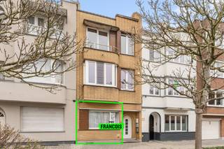 In de Plakkersstraat 67 te Oostende bevindt zich dit verzorgde gelijkvloerse appartement, ideaal als vaste woonst, tweede verblijf of investering...