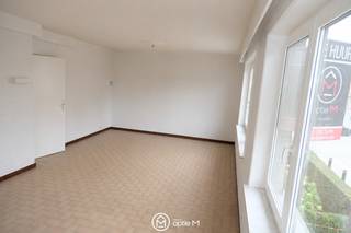 Te huur: Ruim appartement in Bilzen, Winterstraat 1 bus 1<br /><br />Dit aangename appartement, gelegen op een toplocatie in Bilzen, beschikt over twee slaapkamers en is ideaal voor wie op zoek is naar comfort en ruimte. De woning heeft een vernieuwde keuken en badkamer, en biedt alle nodige voorzieningen voor een zorgeloze woonervaring.<br /><br /><strong>Kenmerken van het appartement:</strong>
<ul>
<li>Ruime woonkamer voor gezellige avonden en ontspanning</li>
<li>Vernieuwde keuken met moderne apparatuur en voldoende kastruimte</li>
<li>Twee slaapkamers geschikt voor een dubbel bed of een thuiskantoor</li>
<li>Frisse badkamer, volledig vernieuwd en voorzien van een douche</li>
<li>Apart toilet voor extra comfort</li>
<li>Handige berging binnen het appartement</li>
</ul>
Buiten is er een gemeenschappelijke ruimte om fietsen veilig te stallen en ruimte voor afvalopslag. Aan de voorkant van het gebouw vindt u bovendien een privé parkeerplaats, waardoor u altijd verzekerd bent van een plekje vlakbij de woning.<br /><br /><strong>Locatie: </strong><br />Het appartement ligt op een gunstige locatie, met vlotte verbindingen naar het centrum van Bilzen, winkels, scholen en openbaar vervoer.<br /><br />Beschikbaar vanaf 01/12/2026.<br /><br />Stel je kandidaat via onze website via de knop "ik ben kandidaat". <br /><br />Wil je weten wat jouw woning waard is? Contacteer ons via info@optie-m.be<br />