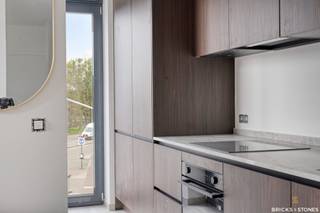 Dit volledig bemeubeld, energiezuinig nieuwbouw appartement met twee ruime slaapkamers.Aangename en lichtrijke leefruimte dankzij de grote...
