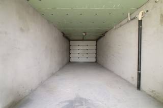 Bij aankomst valt meteen de uitzonderlijk ruime en hoge inpandige garage op, een uniek pluspunt van deze bel-etagewoning gelegen in de...