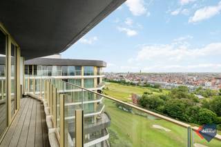 Welkom in dit prachtige appartement (inclusief kelder) op de 13° verdieping van de stijlvolle residentie The Waves. Hier geniet je elke dag van een adembenemend uitzicht over de zee en de golf, een decor dat nooit verveelt. Het appartement beschikt over drie ruime slaapkamers en twee volwaardige badkamers, waardoor het ideaal is als comfortabele woonst of als luxueus tweede verblijf. De lichtrijke leefruimte sluit naadloos aan op het ruime zonneterras, waar je in alle rust kan ontspannen en wegdromen bij de zee.<br />Een garage en kelder in het gebouw zijn optioneel beschikbaar, een absolute meerwaarde op deze toplocatie aan de kust. Dit is een unieke kans om te wonen of te investeren op een van de mooiste locaties aan zee.<br />