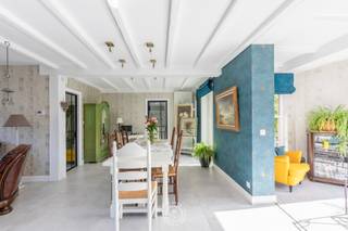 Deze prachtige open bebouwing op een uitstekende locatie in Temse werd <strong>in 2025 gerenoveerd</strong> en combineert ruimte, wooncomfort en energiezuinigheid op een bijzonder mooie manier. Met haar<strong> EPC-label A</strong>, vijf slaapkamers, twee badkamers en zuidgerichte tuin is dit een woning die werkelijk alles in huis heeft. De uitstekende energiescore is mede te danken aan de <strong>zonnepanelen, zonneboiler en twee thuisbatterijen.</strong><br /><br />Binnenkomen doet u via de <strong>warme en uitnodigende inkomhal</strong> met gastentoilet en vestiaire. Van hieruit komt u in de <strong>bijzonder ruime en lichtrijke woonkamer</strong>, waar de grote raampartijen voor een aangename lichtinval zorgen. De <strong>inbouwcassette</strong> brengt extra gezelligheid en warmte en maakt van deze leefruimte een heerlijke plek om thuis te komen.<br />Ook de <strong>keuken is een echte blikvanger</strong>. Ze werd smaakvol en kwalitatief ingericht, is volledig uitgerust en biedt voldoende ruimte voor een gezellige ontbijttafel. De <strong>aansluitende</strong> <strong>berging</strong> zorgt bovendien voor extra gebruiksgemak.<br />Een absolute troef is de mogelijkheid tot <strong>levenslang wonen</strong>. Op het gelijkvloers bevindt zich namelijk <strong>een volwaardige slaapkamer</strong> met <strong>gerenoveerde badkamer</strong>. Een tweede berging vervolledigt deze verdieping.<br /><br />Ook boven blijft ruimte de rode draad. Hier bevinden zich maar liefst <strong>vier ruime slaapkamers</strong>, met verrassend veel praktische opbergruimte. Daarnaast beschikt deze verdieping over een apart toilet en <strong>een tweede, volledig gerenoveerde badkamer</strong>. Een <strong>airco</strong> zorgt ook tijdens warme dagen voor een aangename temperatuur. Via twee uitschuifbare trappen bereikt u bovendien extra zolderruimte, ideaal als bijkomende berging.<br /><br />Buiten is het minstens even aangenaam vertoeven. De <strong>mooi aangelegde, zuidgerichte tuin</strong> laat u volop genieten van de zon en vormt een heerlijke plek voor lange zomeravonden, spelende kinderen of gezellige momenten met familie en vrienden. Voor de woning zijn bovendien twee parkeerplaatsen voorzien.<br /><br />Een uitzonderlijk ruime, energiezuinige en volledig gerenoveerde woning waar u vandaag én in de toekomst comfortabel kunt blijven wonen.<br /><br />Wenst u deze prachtige woning zelf te ontdekken? Bel voor meer informatie of een vrijblijvend bezoek naar 03 502 98 74 of mail naar kristof@claves.be.