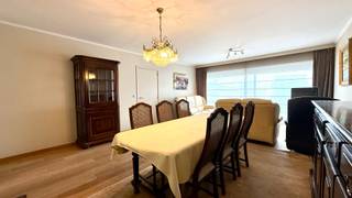 Op zoek naar een comfortabel appartement met een uitstekende ligging in het hart van Deinze? Dan is dit ruime en instapklare appartement op de derde verdieping beslist een bezoek waard.<br /><br />Bij het binnenkomen wordt u verwelkomd in een ruime inkomhal die toegang biedt tot een lichtrijke leefruimte met parketvloer en een aangenaam zicht op de Markt. De moderne, uitgeruste keuken sluit aan op een praktische berging met aansluiting voor wasmachine.<br /><br />Verder beschikt het appartement over twee volwaardige slaapkamers, een moderne praktische badkamer met dubbel lavabomeubel en ruime douche, evenals een afzonderlijk gastentoilet.<br /><br />Buiten geniet u van twee terrassen waarvan een zonnig terras aan de voorzijde met zicht op de Markt en een tweede terras aan de achterzijde, bereikbaar vanuit beide slaapkamers, voorzien van een handige terrasberging.<br /><br />Extra troeven zijn de privatieve kelderberging en de privatieve garagebox, beide inbegrepen in de vraagprijs.<br /><br />Daarnaast zorgen elektrisch bedienbare zonnescreens aan alle ramen en een zonneluifel voor extra wooncomfort.<br /><br />Het gebouw beschikt over een collectieve aardgasverwarming met recent vernieuwde, energiezuinige installatie, wat bijdraagt aan een aangename en efficiënte verwarming van het appartement en collectief stadwater.<br /><br />Een ruim, lichtrijk appartement met alle comfort, twee terrassen en een garagebox op een absolute toplocatie in het centrum van Deinze.<br /><br />Interesse? Contacteer ons vandaag nog voor een bezoek en ontdek zelf de troeven van dit aantrekkelijke appartement.