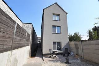 Op een uiterst rustige locatie te centrum Heist-op-den-Berg, bevindt zich deze gerenoveerde woning.De centrale ligging, zorgt ervoor dat alle...