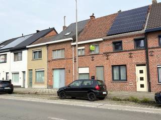 <p><span>Charmante, recent gerenoveerde woning op toplocatie nabij het centrum</span></p><p><span>Op zoek naar een instapklare woning met karakter, comfort én een vlotte bereikbaarheid? Dan is deze gezellige woning zeker een bezoek waard. Gelegen op korte wandelafstand van diverse handelszaken en met een uitstekende verbinding naar de E17, combineert deze woning rustig wonen met alle dagelijkse voorzieningen binnen handbereik.</span></p><p><span>De woning werd recent smaakvol gerenoveerd en beschikt over een aangename tuin en een garage, te bereiken via achterliggend baantje. Binnenin geniet u van een warme en gezellige sfeer dankzij de lichtrijke leefruimte en de ruime, volledig ingerichte keuken. Verder vindt u op het gelijkvloers een praktische berging en een moderne badkamer met inloopdouche en toilet.</span></p><p><span>Op de eerste verdieping bevindt zich een ruime slaapkamer en een apart toilet. De zolderverdieping werd ingericht als tweede kamer en kan perfect dienen als slaapkamer, bureau of hobbyruimte.</span></p><p><span>Troeven:</span></p><p><span>Recent gerenoveerd </span></p><p><span>Instapklaar </span></p><p><span>Gezellige tuin en garage </span></p><p><span>Centrale ligging nabij winkels </span></p><p><span>Vlotte verbinding met E17 en andere uitvalswegen</span></p><p><span>Onmiddellijk beschikbaar </span></p><p><span> </span></p><p><span>Een ideale woning voor wie comfortabel en centraal wil wonen.</span></p><p><span> </span></p><p><span>Verdere info of een bezoek ter plaatse contacteer Immo Twins 052/55.55.55 of info@immotwins.be</span></p>