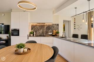 Op een absolute toplocatie op Nieuw Zuid in Antwerpen ligt dit zeldzaam ruim nieuwbouwappartement met 3 slaapkamers, 2 badkamers, 2 overdekte terrassen en een exclusief genotsrecht op de groene daktuin. U bevindt zich hier op wandelafstand van het Zuidpark, de Schelde, winkels, horeca en het openbaar vervoer.<br /><br />Benieuwd naar deze unieke woonbeleving? Ontdek de woning hier via onze cinematische vastgoedfilm!<br /><br />We betreden het appartement via de inkomhal, die direct toegang geeft tot de riante en bijzonder lichtrijke leefruimte. Deze biedt ruimschoots plaats voor een gezellige zithoek en een ruime eethoek. De hyper-uitgeruste, open keuken is prachtig geïntegreerd in het geheel. Vanuit de leefruimte heeft u via grote raampartijen toegang tot twee overdekte terrassen aan voor- én achterzijde. Aan de achterzijde geniet u bovendien van een exclusief genotsrecht op de aansluitende groene binnentuin, wat zorgt voor een uniek 'huisgevoel in de stad'. Via een aparte gang bereikt u het nachtgedeelte. De hoofdslaapkamer is voorzien van een comfortabele en-suite badkamer (met dubbele lavabo, inloopdouche en toilet). Daarnaast beschikt het appartement over nog twee volwaardige slaapkamers met zicht op het groen, waarvan er één ideaal ingericht kan worden als dressing of thuiswerkplek. In de hal bevindt zich een tweede badkamer, een apart gastentoilet en een praktische bergruimte/wasplaats.<br /><br />Het appartement kent een uitstekende energieprestatie met EPC-label A (74 kWh/m²). Fietsen kunnen veilig gestald worden in de afgesloten fietsenstalling en via de lift is er directe toegang tot de ondergrondse parkeergarage waar vaak staanplaatsen te huur of te koop zijn.<br /><br />Wenst u deze bijzondere eigendom verder te ontdekken? Via onderstaande link vindt u aanvullende informatie en krijgt u een nog uitgebreidere kijk op de woning en haar unieke karakter: https://paulscheers.com/gentplaats-12/<br /><br />Dit is een unieke opportuniteit als u op zoek bent naar een recent, energiezuinig en uitzonderlijk ruim 3-slaapkamerappartement met 2 badkamers en 2 overdekte terrassen op Nieuw Zuid. Contacteer ons voor meer informatie op 0479 13 63 69 of neem een kijkje op www.boonstravastgoed.be.<br /><br />Bijzonderheden:<br />- 2 overdekte terrassen<br />- 3 slaapkamers en 2 badkamers<br />- Uitzonderlijk energiezuinig (EPC A)<br />- Toplocatie op Nieuw Zuid nabij het Zuidpark
