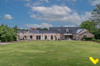 Uitzonderlijke villa met binnenzwembad en prachtig perceel!<br /><br />Deze unieke villa op 26a76ca is gelegen tegen de dorpskern van Tessenderlo, en dicht bij op- en afrit van de snelweg.<br />Deze prachtige eigendom bestaat uit 2 volledige wooneenheden met elk hun leefruimte, keuken, slaapkamers en badkamers.<br /><br />Via de inkomhal kom je in het eerste woongedeelte en merk je meteen het luxueuze karakter van de woning. Hier bevinden zich 2 kantoren, bijkeuken, 2 slaapkamers, 2 badkamers, 2 gastentoiletten, met een potentie voor 5 slaapkamers.<br />Via de keuken met zicht op de tuin kom je terecht in de unieke leefruimte, met toegang tot de bovenverdieping met een royale dressing (65 m²), een grote badkamer en de master bedroom.<br /><br />In het tweede - apart gelegen - gebouw kom je in een sfeervolle woon- / eetkamer met bar en open keuken met berging.<br /><br />Vervolgens betreed je een echte oase; vanuit de sauna-ruimte met douche en gastentoilet kom je in een rustgevende bibliotheek en vervolgens in de fitnessruimte met toegang tot het zonneterras met grote jacuzzi.<br />Terug in de sauna-ruimte vind je vervolgens het royale binnenzwembad, wederom met 2 douches en een gastentoilet.<br />Aangekomen op de bovenverdieping zijn er 2 slaapkamers en een badkamer.<br /><br />De dubbele garage met glazen deuren is een genot voor de autoliefhebber.<br />Dit gebouw biedt de mogelijkheid tot 4 slaapkamers.<br /><br />Vanuit de sfeervolle terrassen heb je telkens uitzicht over de prachtige tuin met zuidoriëntatie. <br /><br />Door de unieke locatie heb je toegang tot diverse fietsroutes in 3 verschillende provincies. De veelzijdigheid van het pand geeft de mogelijkheid om binnen het gezin grotendeels privé te wonen en toch samen te genieten.<br /><br />Deze woning heeft een gunstige EPC-score B, 48 zonnepanelen met grote 44 kW batterij en is voorbereid op de toekomst.<br /><br />Ben je benieuwd en wens je een bezoek? Contacteer ons op het nummer 013 66 62 08 of via info@immovl.be.